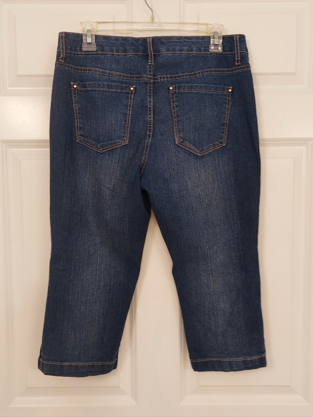 Bandolino | 8p Mandie Dark Wash Denim Cropped/Capri 5-Pocket Jeans. Like New! — image 3 of 6